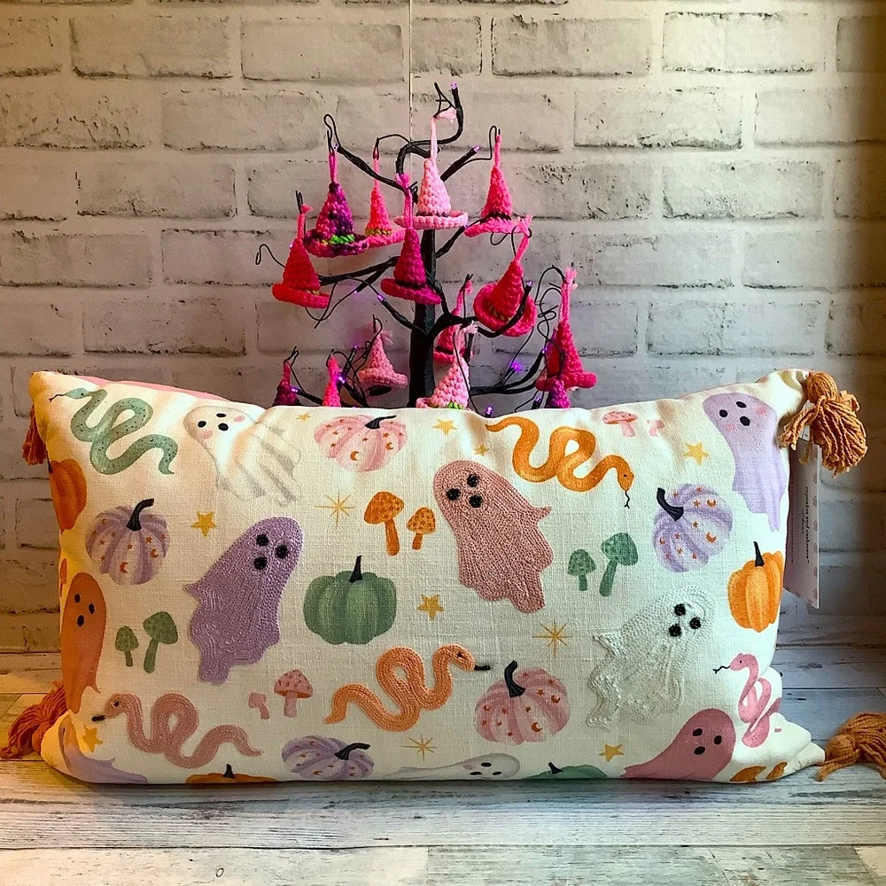 CUPCAKES AND CASHMERE 14×24 Lizzie Halloween Pillow